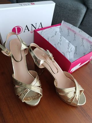 Tacones dorados talla 39