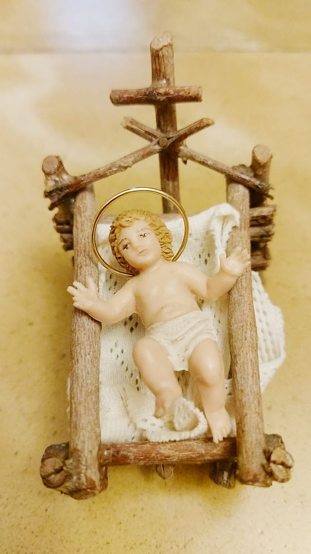 Cuna de madera + niño Jesús