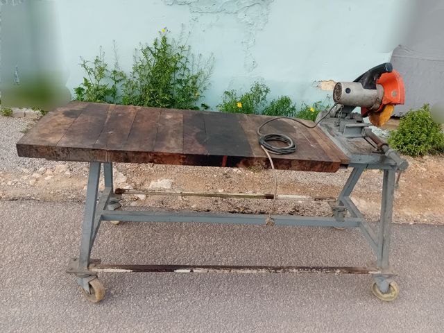 Ingletadora tranzadora con su conjunto de banco