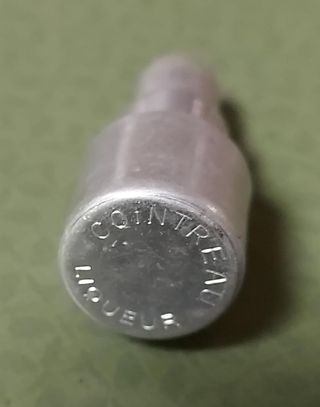 Distributore di liquori Cointreau