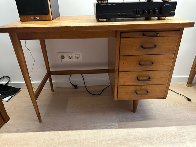 Antigua mesa de trabajo o escritorio nórdica