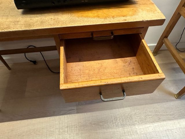 Antigua mesa de trabajo o escritorio nórdica