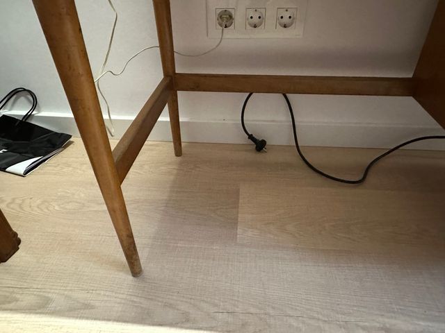 Antigua mesa de trabajo o escritorio nórdica