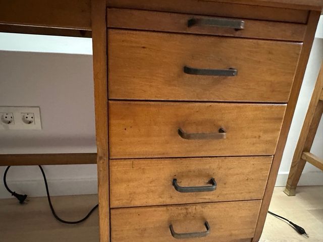 Antigua mesa de trabajo o escritorio nórdica