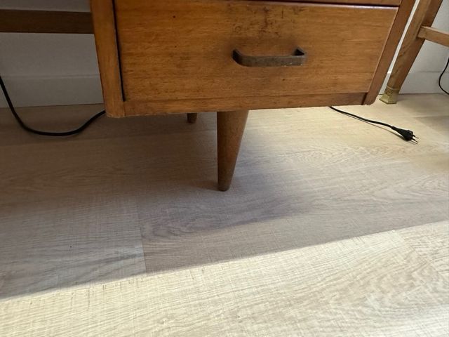 Antigua mesa de trabajo o escritorio nórdica