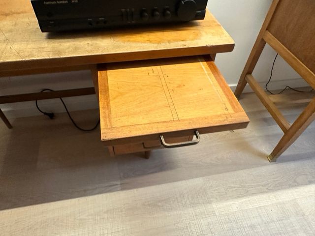 Antigua mesa de trabajo o escritorio nórdica