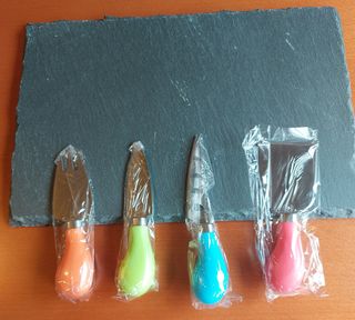 Juego cuchillos AMC para quesos y bandeja pizarra