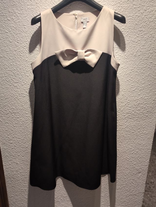 Vestido blanco y negro con lacito