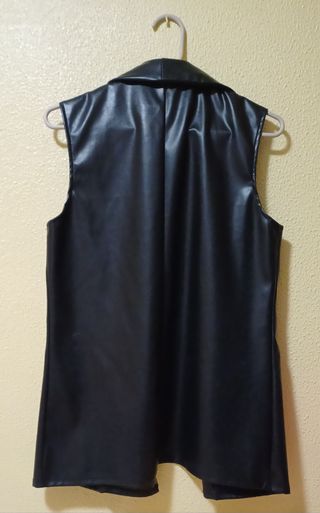 Chaleco de polipiel.