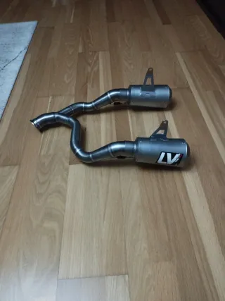 Tubo de escape Leo Vince LV 10 con doble salida.