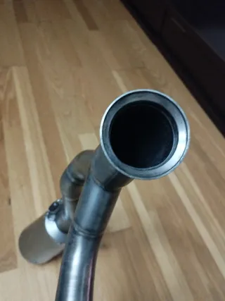 Tubo de escape Leo Vince LV 10 con doble salida.