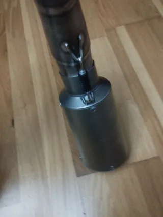 Tubo de escape Leo Vince LV 10 con doble salida.