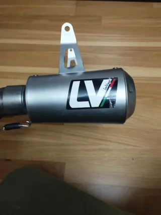 Tubo de escape Leo Vince LV 10 con doble salida.