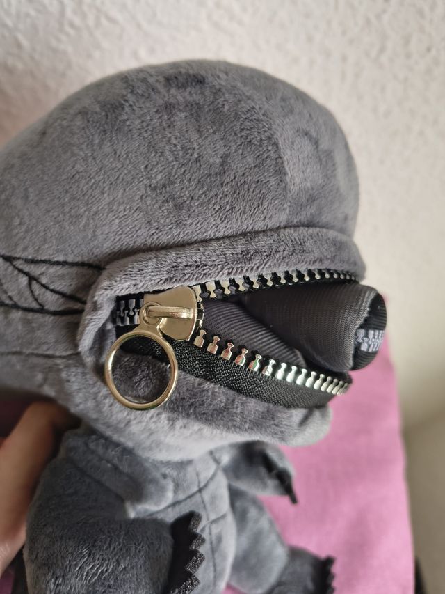 ALIEN PELICULA PELUCHE CON CREMALLERA 