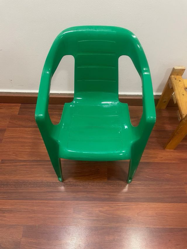 Silla plástico infantil pequeña
