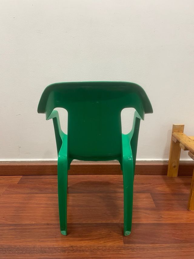 Silla plástico infantil pequeña