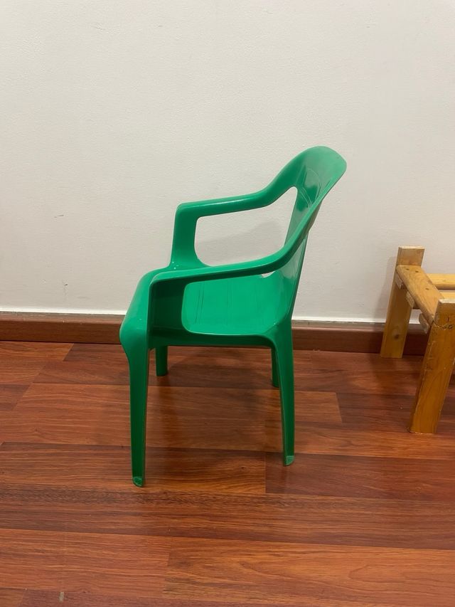 Silla plástico infantil pequeña