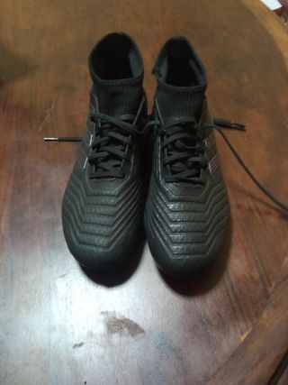 Botas fútbol Adidas predator negras.