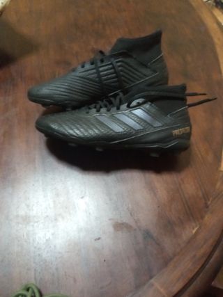 Botas fútbol Adidas predator negras.