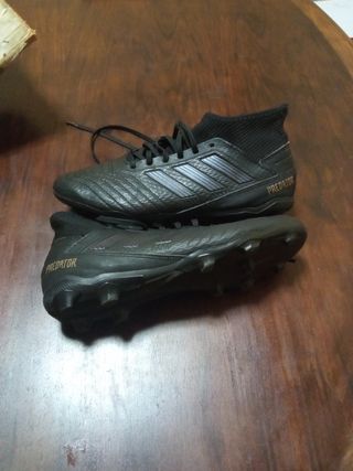 Botas fútbol Adidas predator negras.