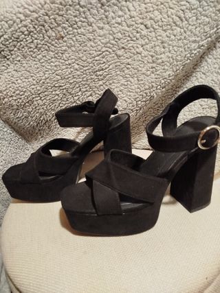 Sandalias negras con plataforma y tacón