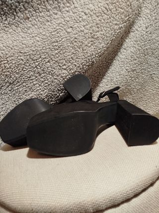 Sandalias negras con plataforma y tacón