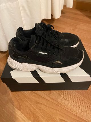(2) pares de ZAPATILLAS, n°43
-1.Adidas.-2.Primark