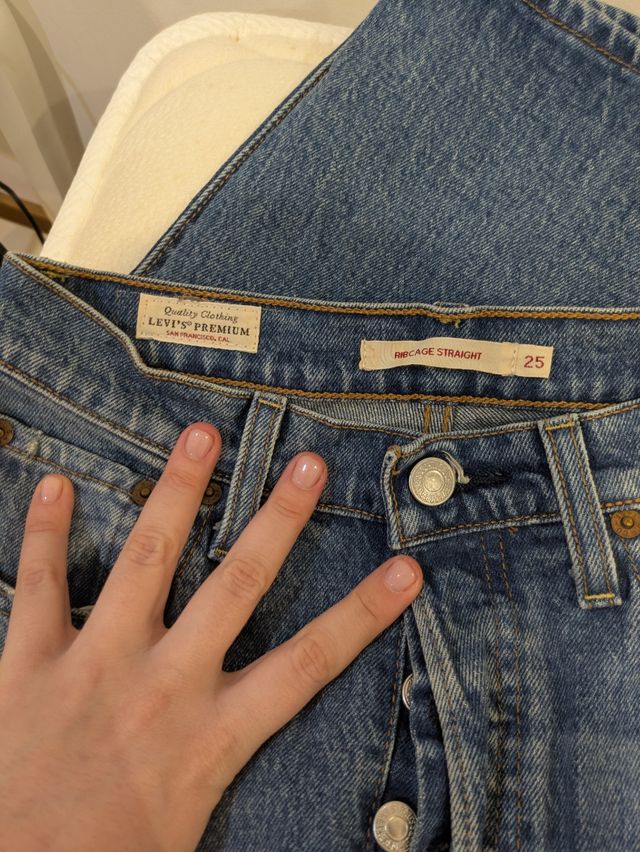 Vaqueros Levis ribcage straight talla 25