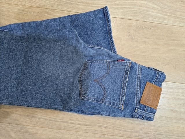 Vaqueros Levis ribcage straight talla 25