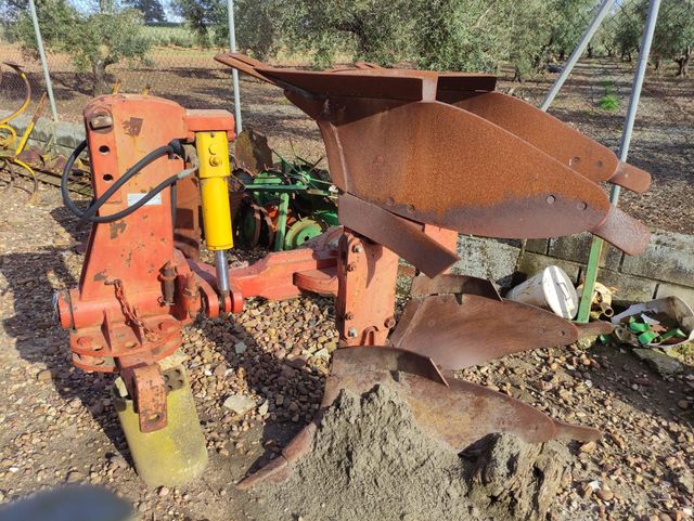 Arado de dos cabezas autoreversible 