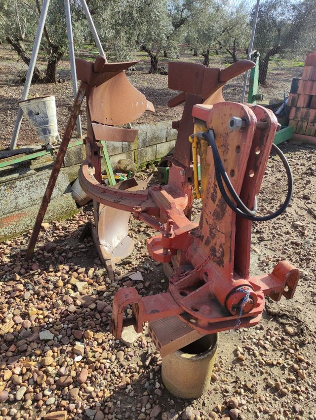 Arado de dos cabezas autoreversible 