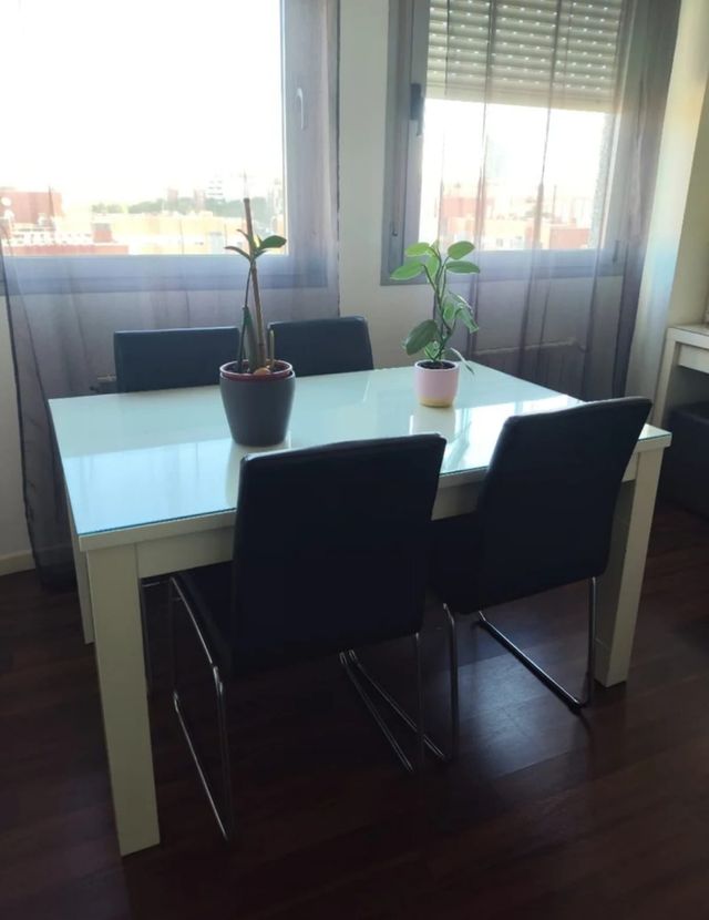 Mesa de comedor y 4 sillas