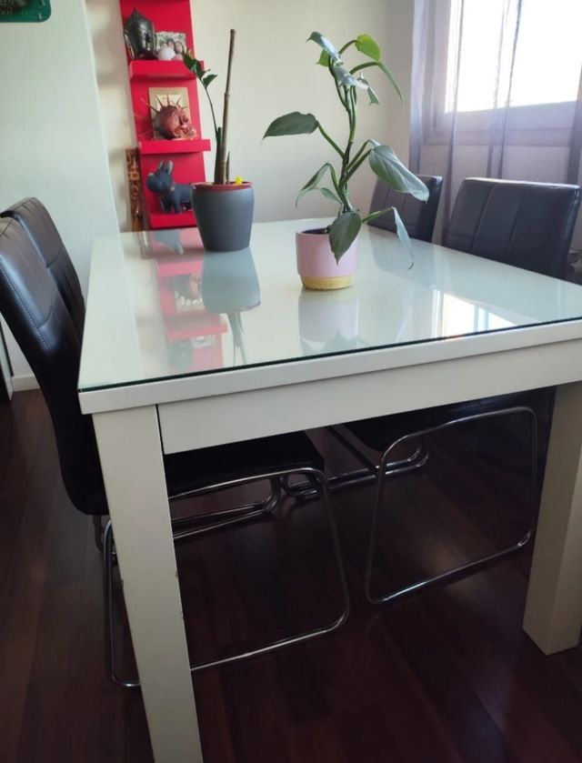 Mesa de comedor y 4 sillas