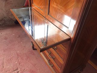 Mueble bar clásico en madera y espejo