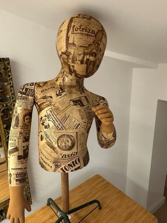 Maniquí articulado muy antiguo con pedestal