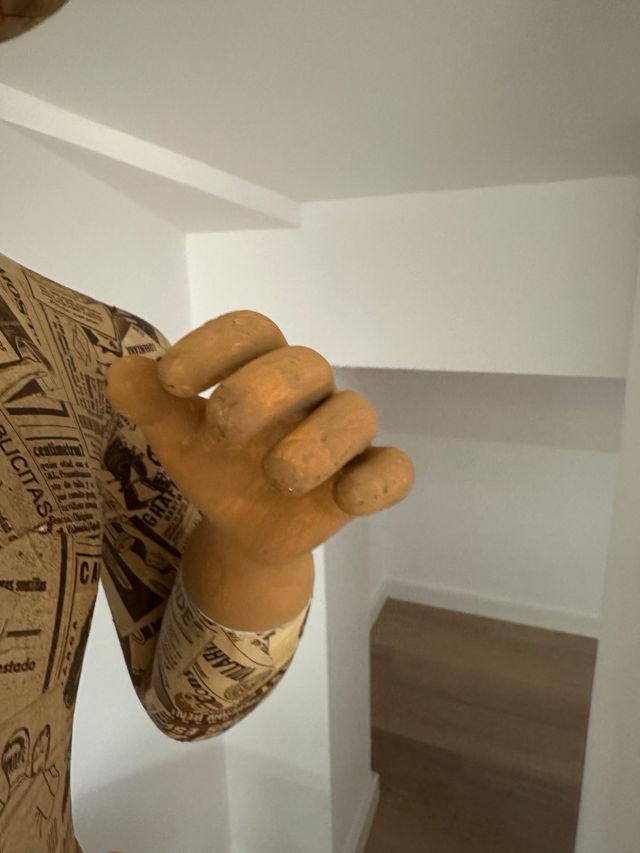 Maniquí articulado muy antiguo con pedestal