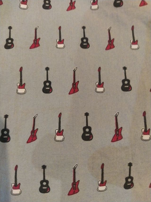 Camisa gris guitarras 14 años