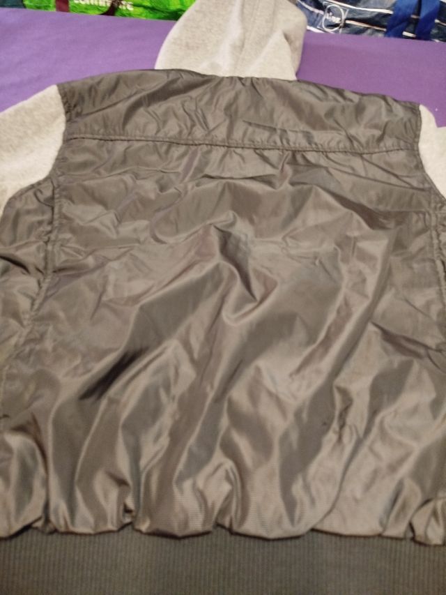 Chaqueta con capucha