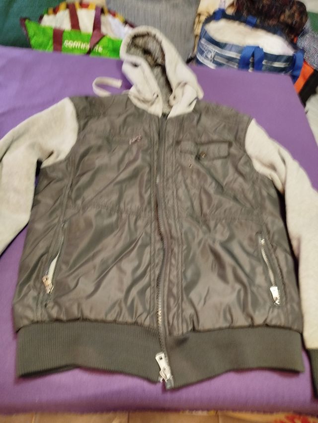 Chaqueta con capucha