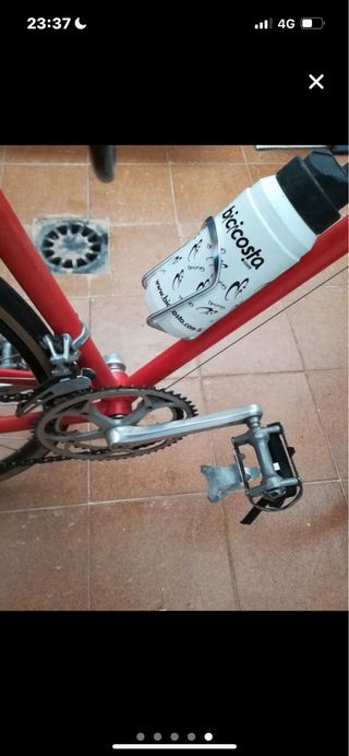 BICICLETA ROJA CARRETERA