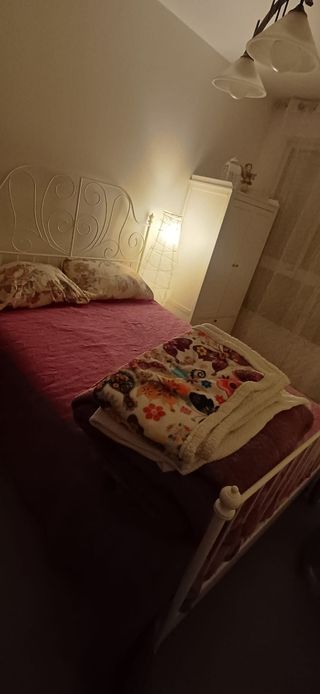 Cama de metal blanco, somier làminas