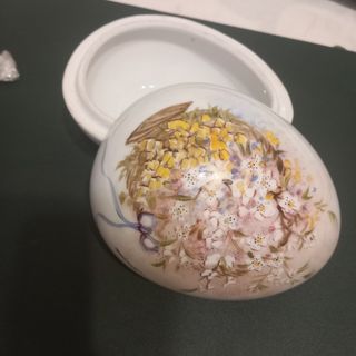 Uova di porcellana dipinto porta ovetti