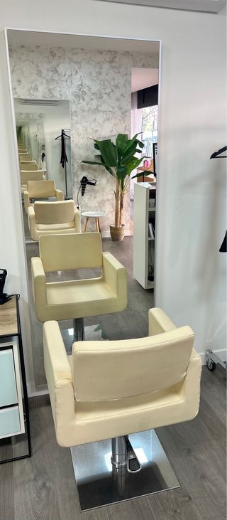 Espejo y sillon de peluqueria