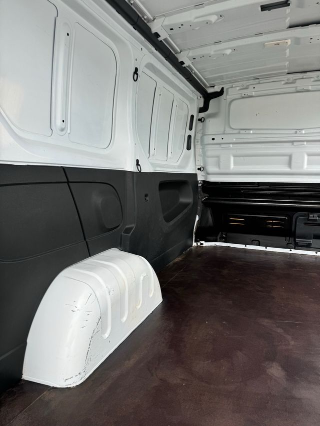 Nissan NV300 2021