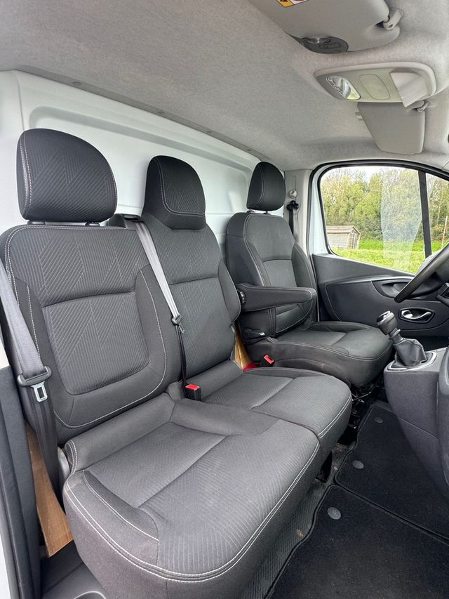 Nissan NV300 2021
