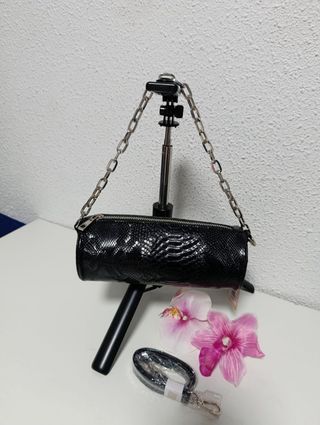 Bolso negro efecto serpiente con cadena