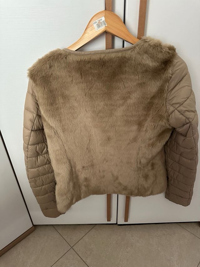 piumino leggero con effetto pelliccia davanti