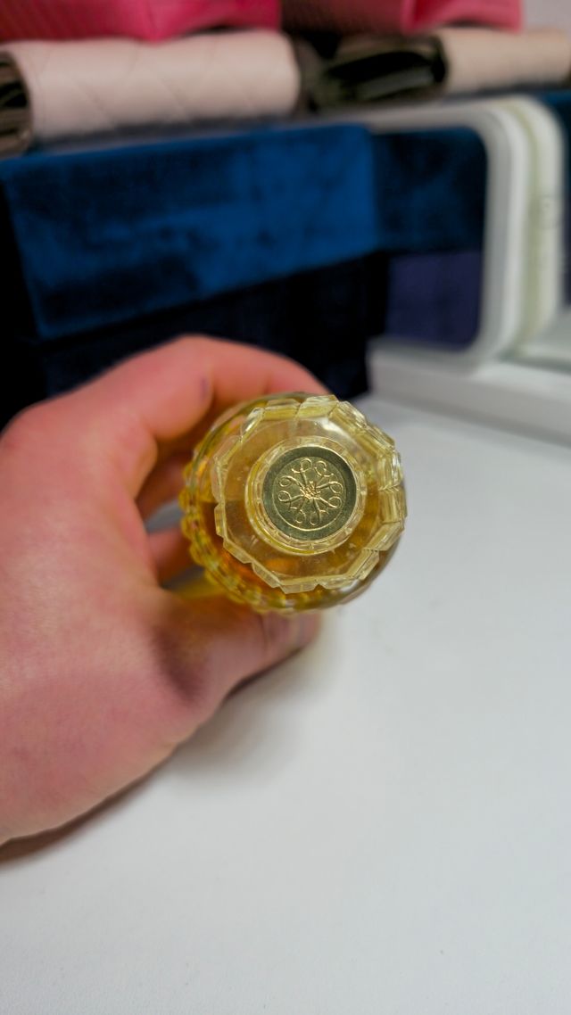 Antiguo perfume AVON, entero.