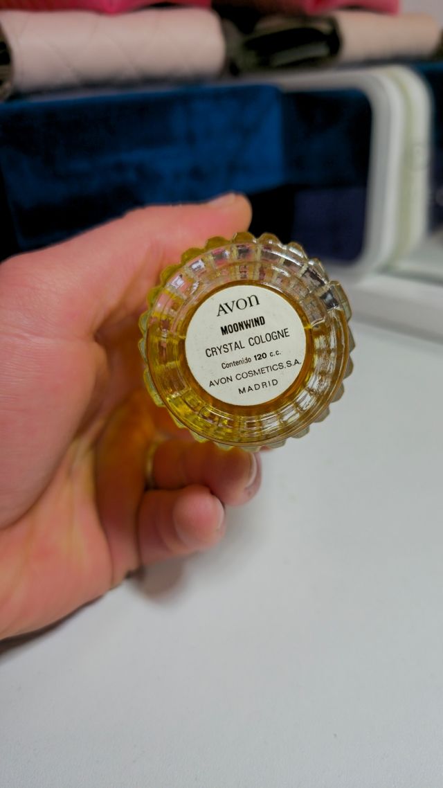 Antiguo perfume AVON, entero.