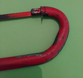 Sierra de arco color rojo